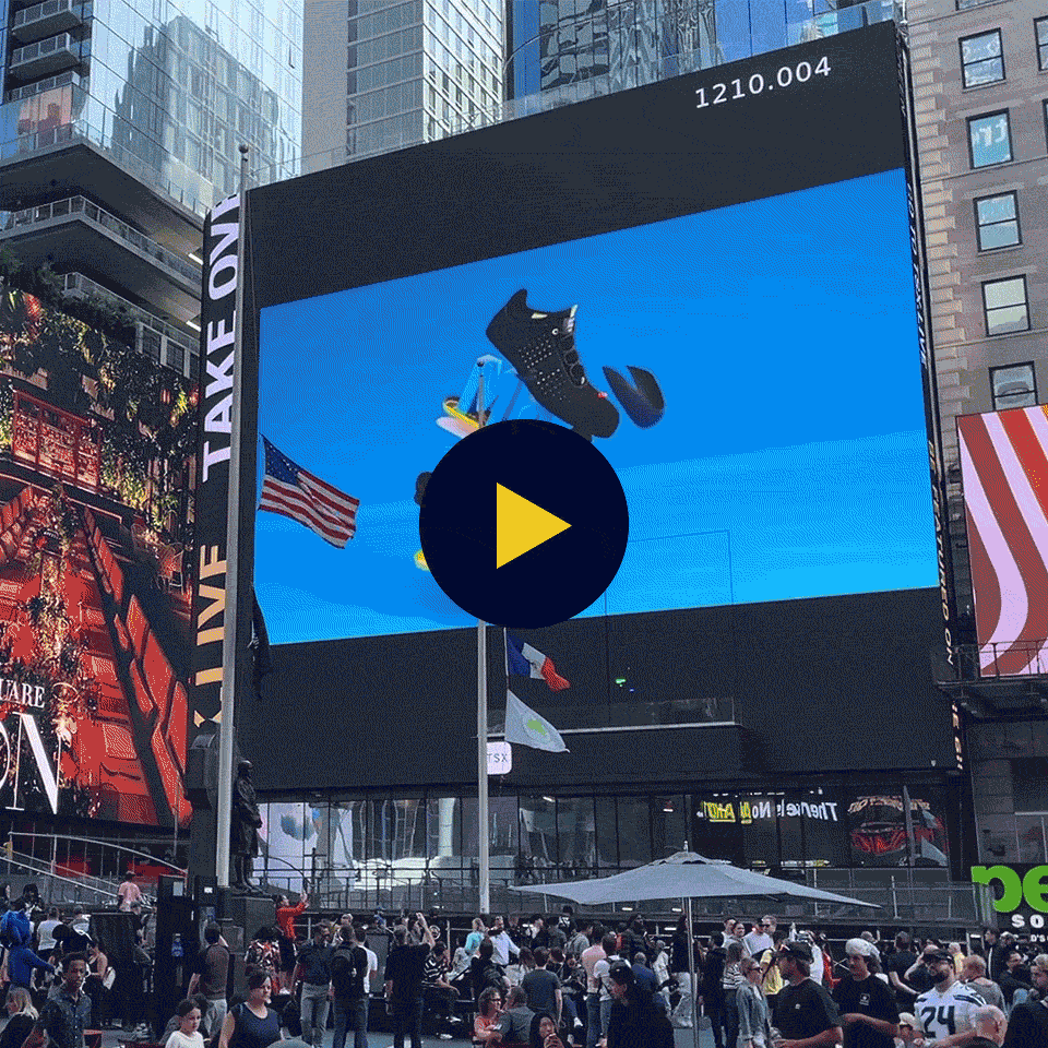 صورة GIF لفيديو MODULO يتم تشغيله في Times Square
